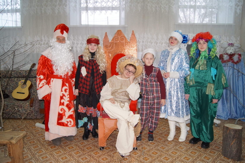 ДК Наволоки. Сказка «Дед Мороз и волшебное зеркало»