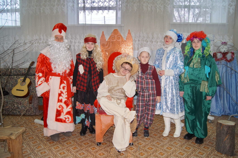 ДК Наволоки. Сказка «Дед Мороз и волшебное зеркало»