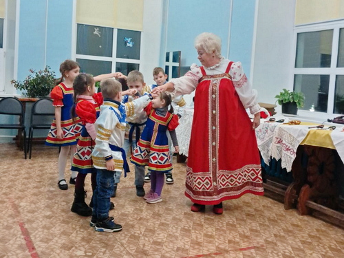  В фольклорном коллективе " Росинки " прошло веселое занятие.